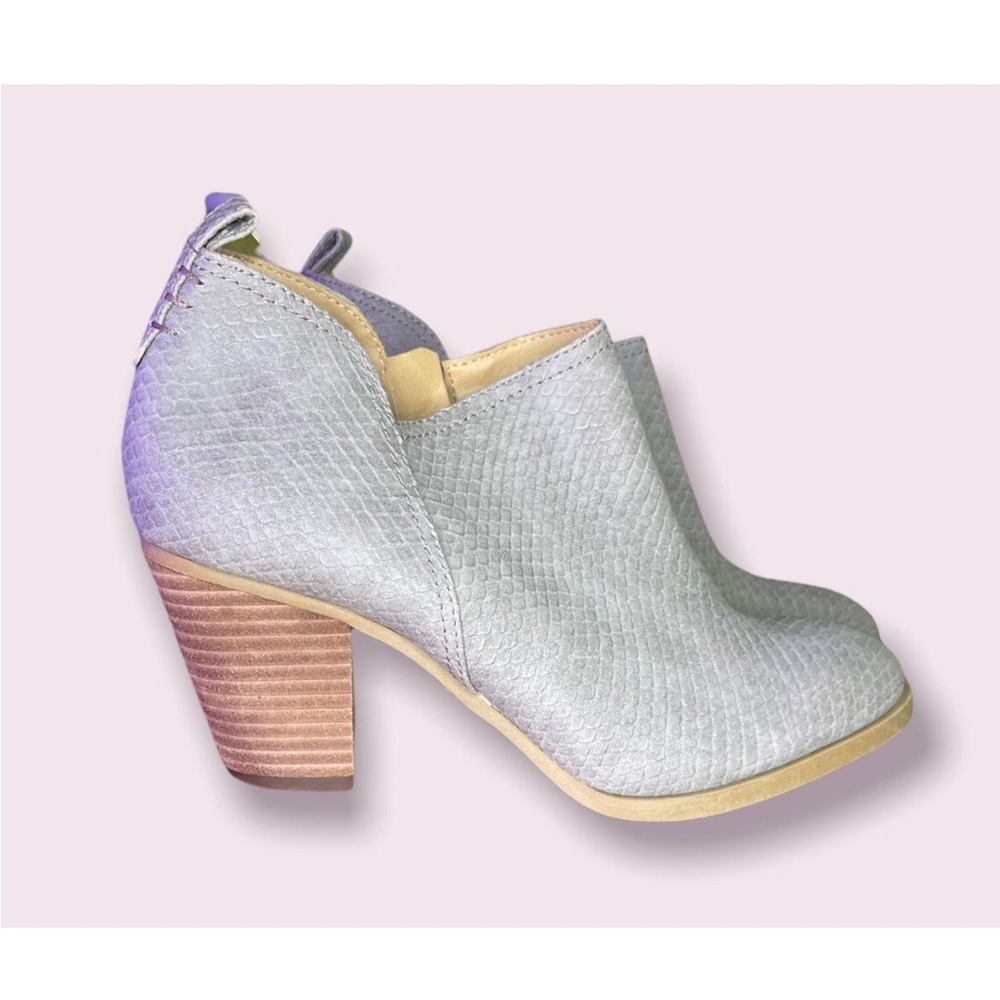 Report booties nwot